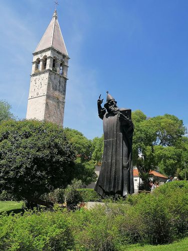 Statue of Gregorio de Nin