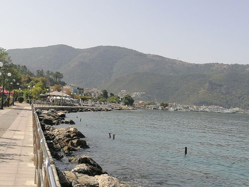 Vista del paseo y el puerto