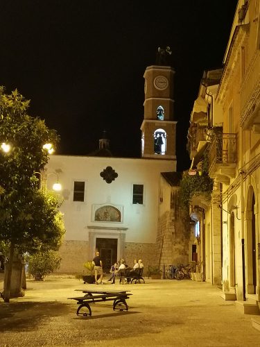 Iglesia con campanario