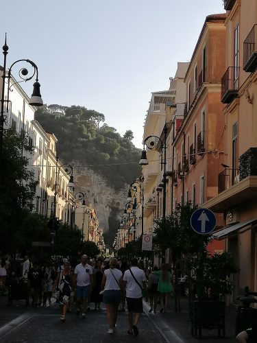 Calle principal hacia la plaza Tasso