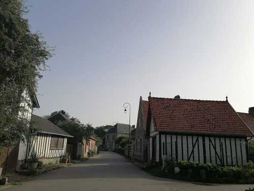Calle con casas típicas del pueblo
