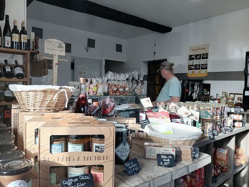 Comprando pan y croissants 