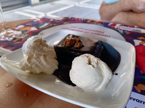 Brownie con helado y nata