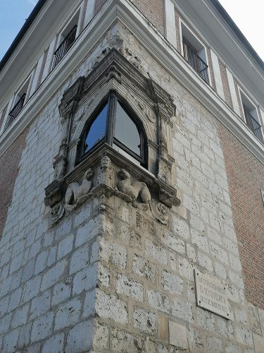 Plateresque-style angular window