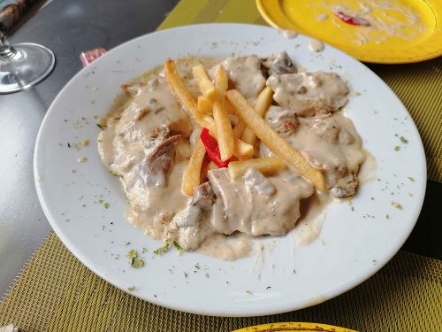 Pork fillets with cheese and mushroom sauce