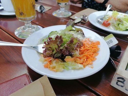Ensalada de la chuleta de cerdo