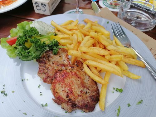 Chuleta de cerdo y patatas fritas