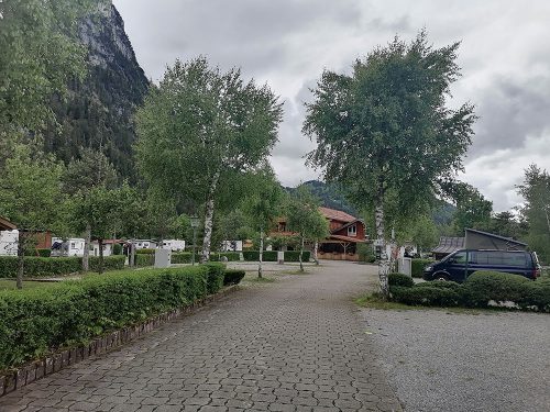 Aparcamiento fuera del camping