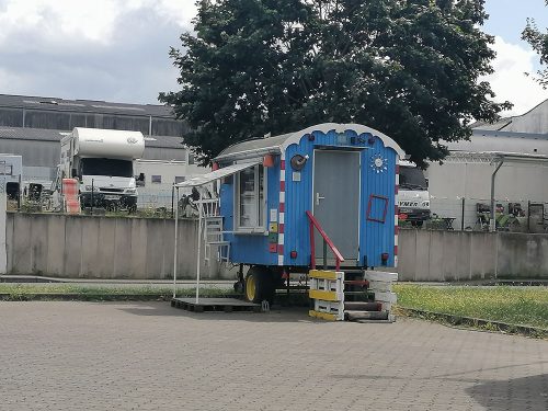 Caravana del encargado donde se paga