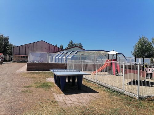 Ping-pong y área de juegos para niños 