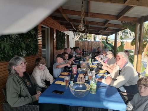 Comiendo mejillones con patatas fritas
