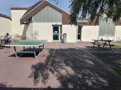 Ping pong y área para sentarse