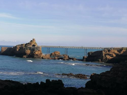 Vista de la pasarela y la roca con la virgen