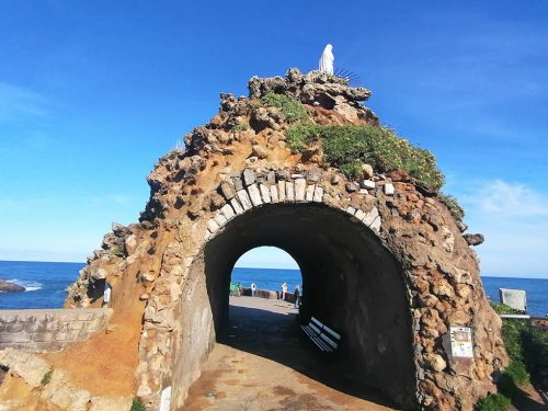 Roca con la virgen en lo alto