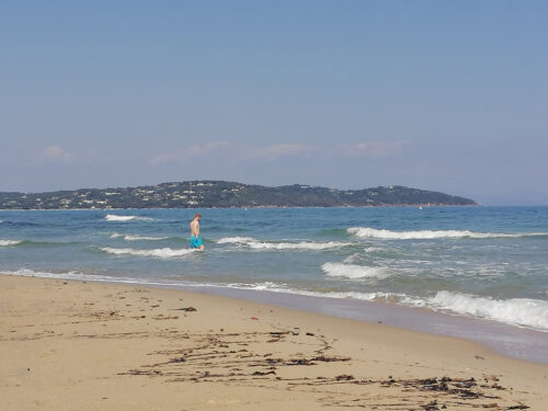 Chico valiente entrando a bañarse 