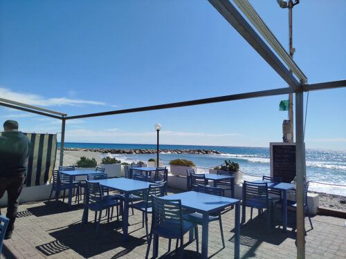 Terraza con vistas al mar donde disfrutamos de nuestra comida