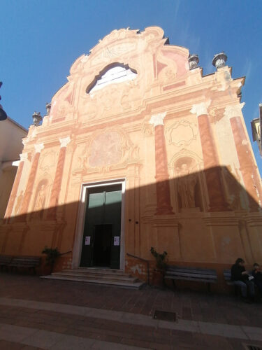 Fachada pintada con frescos