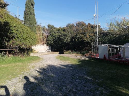 Camino para cruzar a la playa 