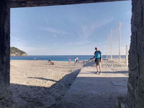 Después de cruzar el pasadizo ya estas en la playa 