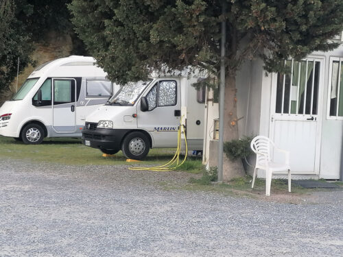 Manguera para llenar agua potable al lado de la garita del encargado