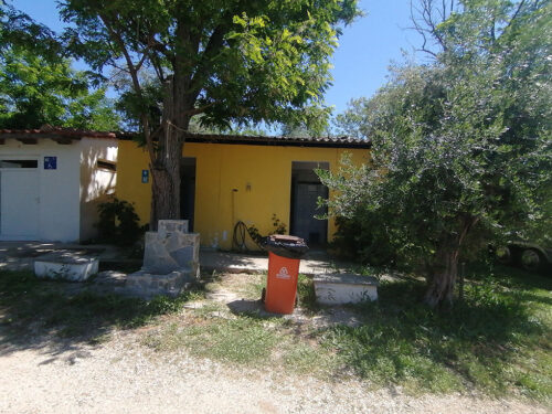 Agua potable y basura fuera de cada aseo