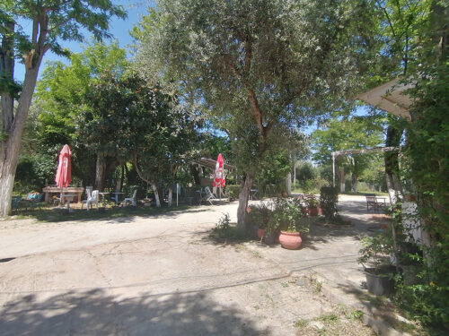 Área para sentarse a la entrada al camping