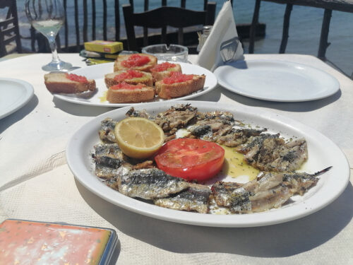 Sardinas y pan con tomate