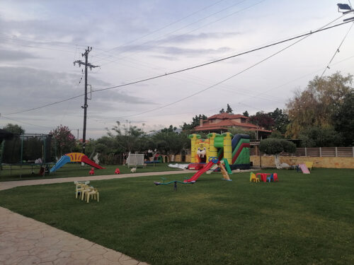 Jardín y zona de juegos infantiless 