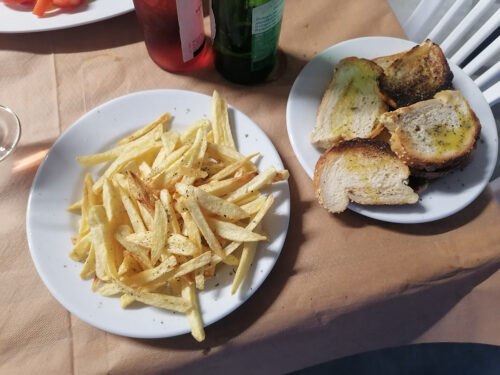 Patatas fritas y pan con aceite y ajo