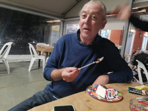 Ben comiendo pastel de cumpleaños
