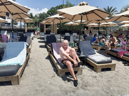 Ben poniéndose los zapatos de playa para bañarse