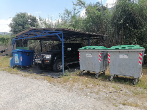 Cubos de basura a la entrada