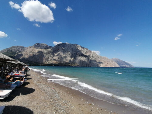 Playa con tumbonas