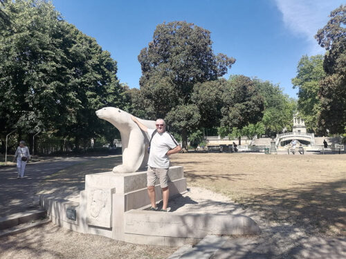 Polar bear statue