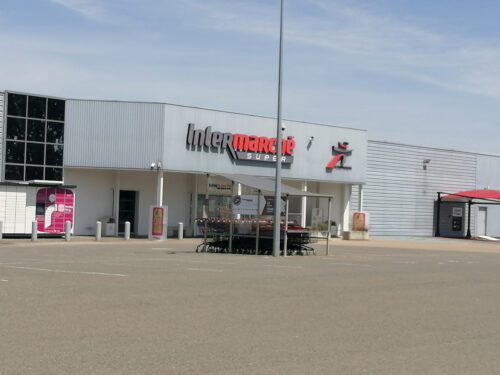 Supermarket next to the area