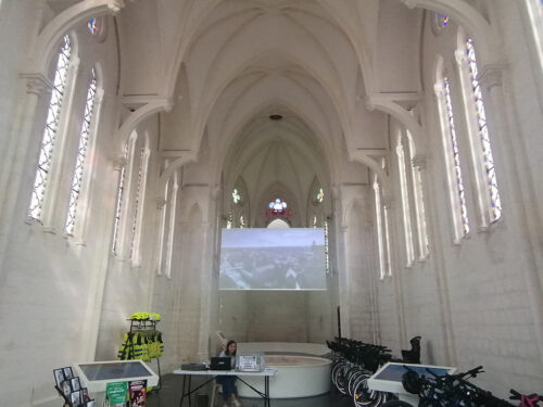 Interior de la capilla con bicicletas para tomar prestadas