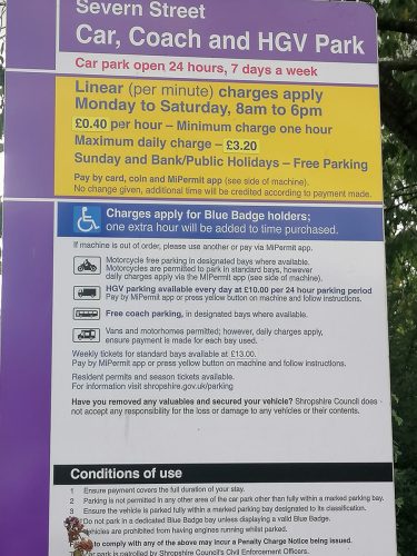 Sign indicating that HGVs may park and stay overnight.
