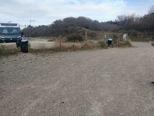 Entrada al área y cubos de basura