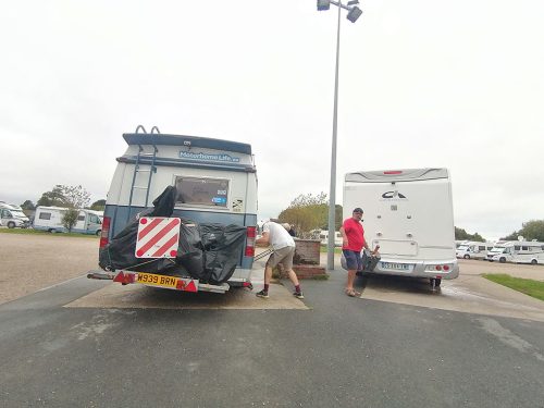 Unloading and filling up with water