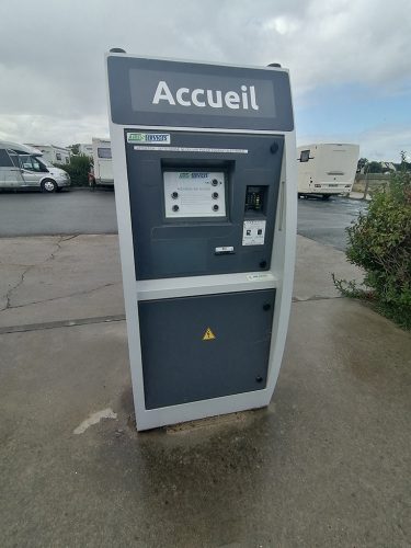 Máquina para pagar los 6 euros para el agua