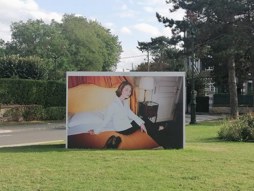 Foto de Charlotte Rampling posando en su habitación del hotel